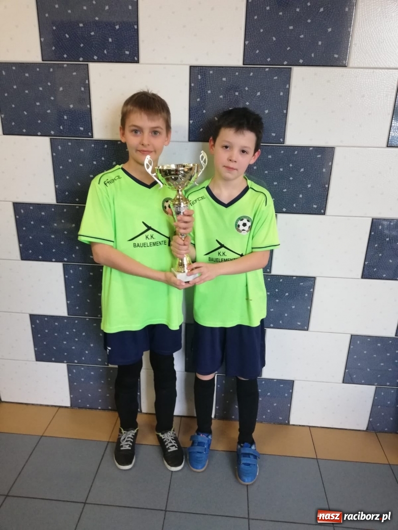 Zdjęcie w galerii na portalu naszraciborz.pl: Młodzi piłkarze LKS Tworków na turnieju charytatywnym w Świerklanach wiadomości z regionu