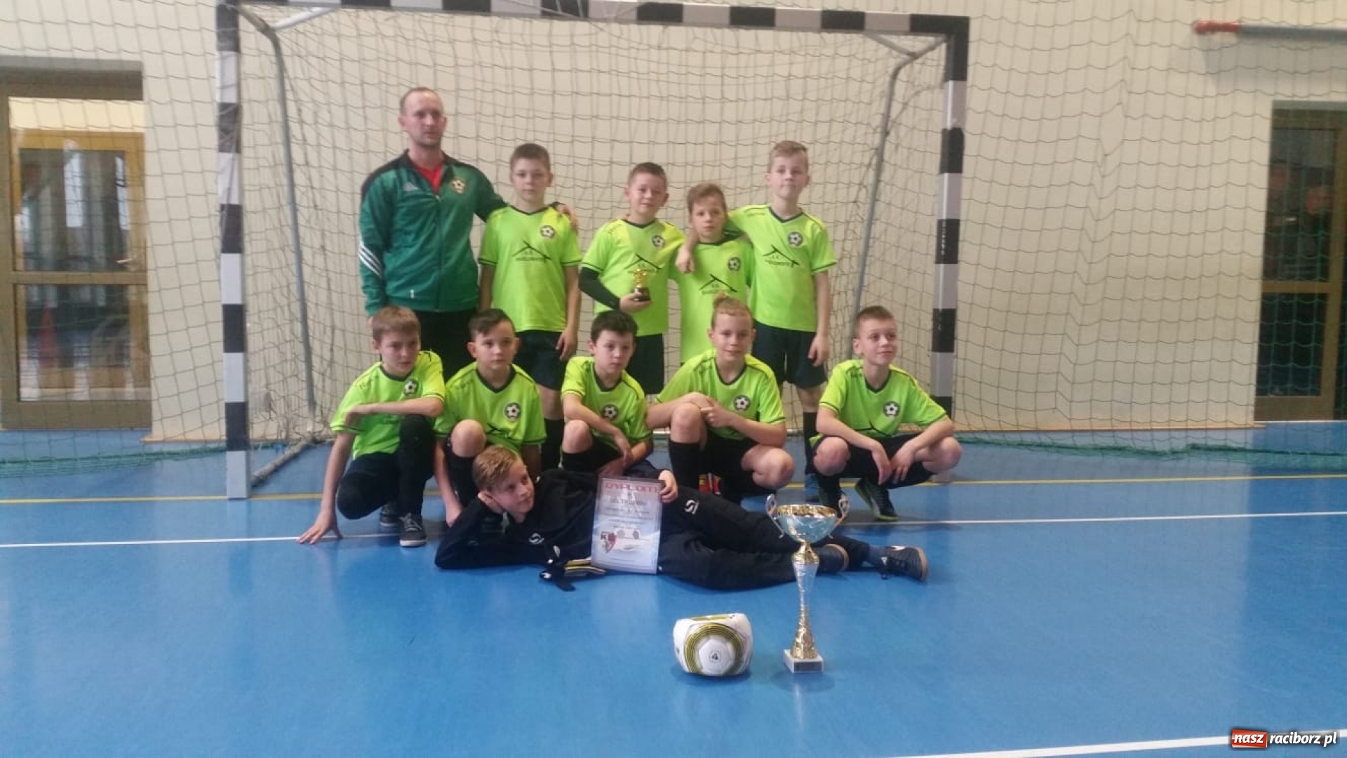 Zdjęcie w galerii na portalu naszraciborz.pl: Młodzi piłkarze LKS Tworków na turnieju charytatywnym w Świerklanach wiadomości z regionu