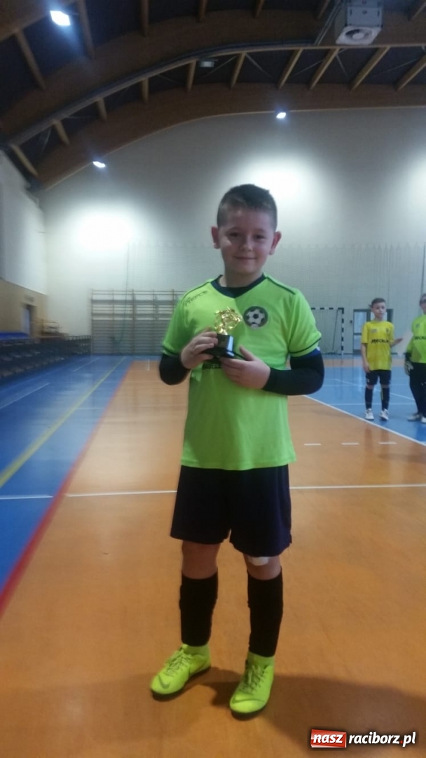 Zdjęcie w galerii na portalu naszraciborz.pl: Młodzi piłkarze LKS Tworków na turnieju charytatywnym w Świerklanach wiadomości z regionu