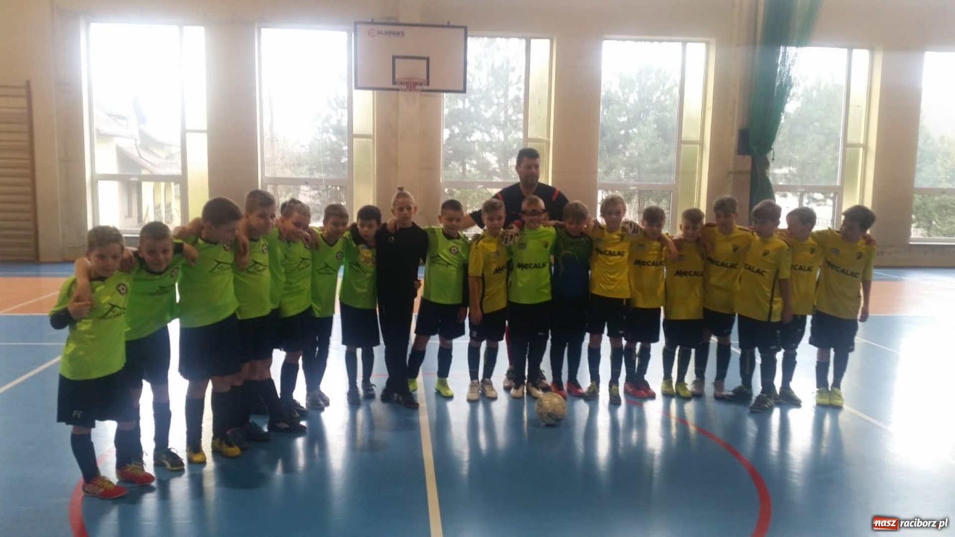 Zdjęcie w galerii na portalu naszraciborz.pl: Młodzi piłkarze LKS Tworków na turnieju charytatywnym w Świerklanach wiadomości z regionu