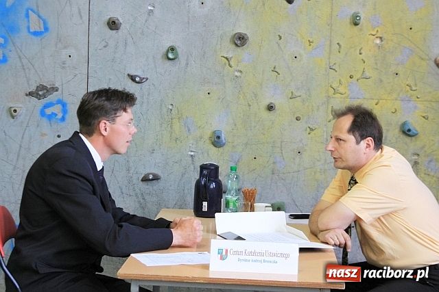 Zdjęcie w galerii na portalu naszraciborz.pl: O posadę w szkole ciężko wiadomości z regionu