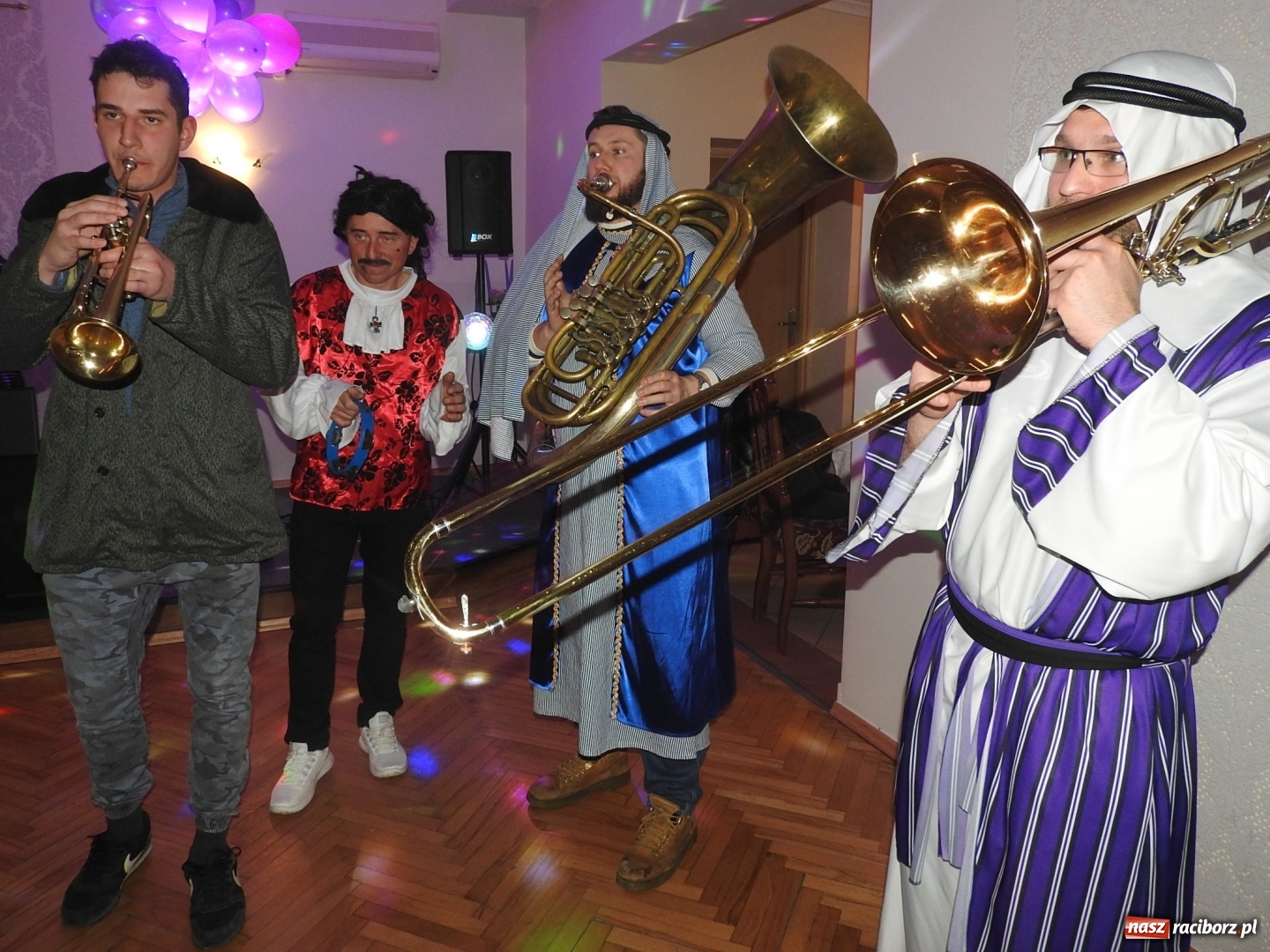 Zdjęcie w galerii na portalu naszraciborz.pl: Po wodzeniu Bera bawili się w Ligocie wiadomości z regionu