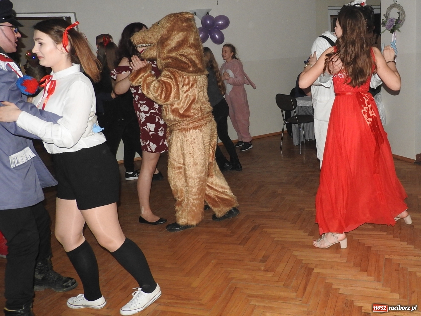 Zdjęcie w galerii na portalu naszraciborz.pl: Po wodzeniu Bera bawili się w Ligocie wiadomości z regionu