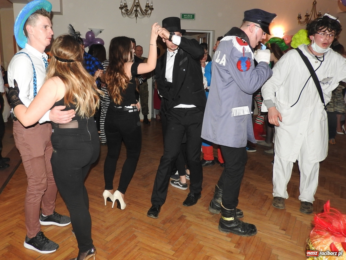 Zdjęcie w galerii na portalu naszraciborz.pl: Po wodzeniu Bera bawili się w Ligocie wiadomości z regionu