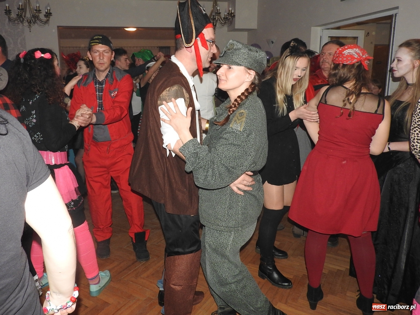 Zdjęcie w galerii na portalu naszraciborz.pl: Po wodzeniu Bera bawili się w Ligocie wiadomości z regionu