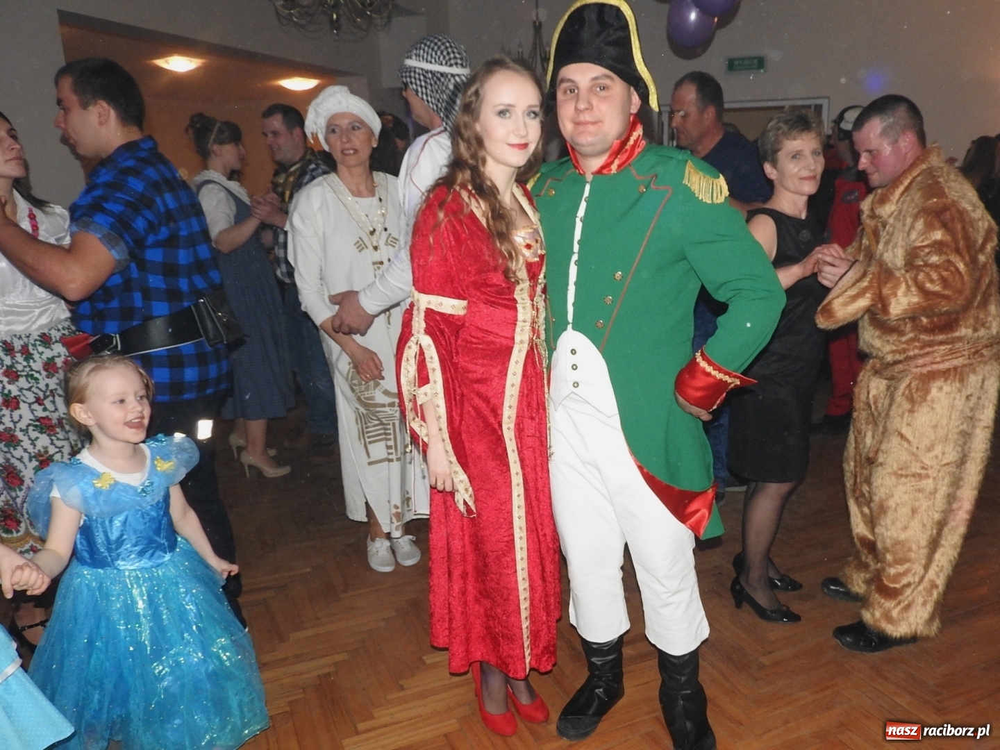 Zdjęcie w galerii na portalu naszraciborz.pl: Po wodzeniu Bera bawili się w Ligocie wiadomości z regionu