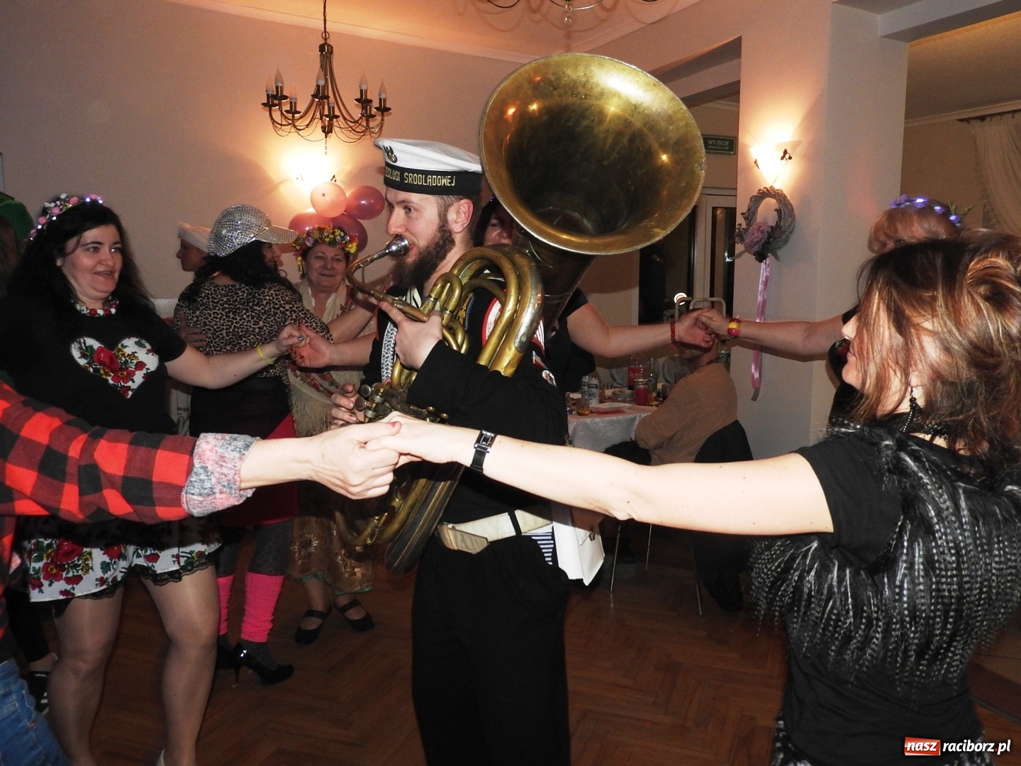 Zdjęcie w galerii na portalu naszraciborz.pl: Po wodzeniu Bera bawili się w Ligocie wiadomości z regionu