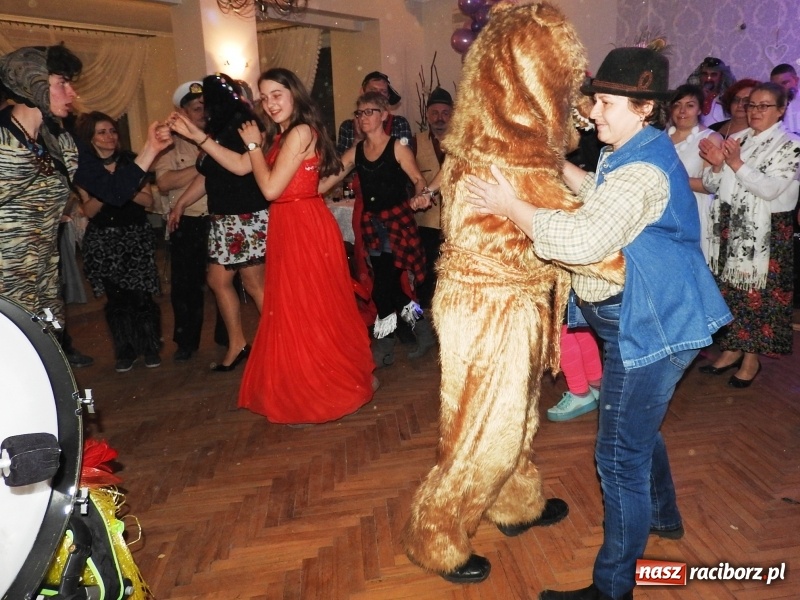 Zdjęcie w galerii na portalu naszraciborz.pl: Po wodzeniu Bera bawili się w Ligocie wiadomości z regionu