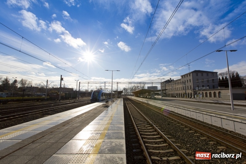 Zdjęcie w galerii na portalu naszraciborz.pl: Na stacjach są już nowe perony. Podróże na trasie Chybie -Żory-Rybnik-Nędza stały się lepsze wiadomości z regionu