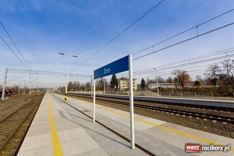 Zdjęcie w galerii na portalu naszraciborz.pl: Na stacjach są już nowe perony. Podróże na trasie Chybie -Żory-Rybnik-Nędza stały się lepsze wiadomości z regionu