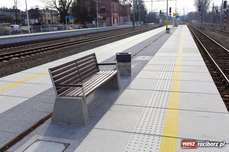 Zdjęcie w galerii na portalu naszraciborz.pl: Na stacjach są już nowe perony. Podróże na trasie Chybie -Żory-Rybnik-Nędza stały się lepsze wiadomości z regionu