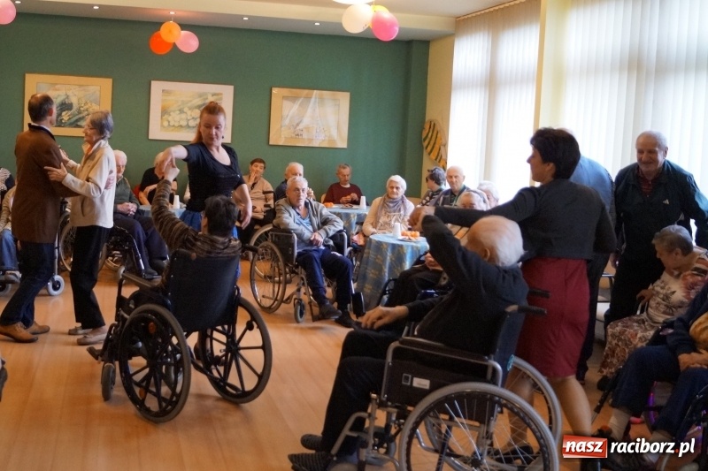 Zdjęcie w galerii na portalu naszraciborz.pl: Jak zabawa, to zabawa, niech się trzęsie stół i ława. Ostatki w DPS Złota Jesień wiadomości z regionu