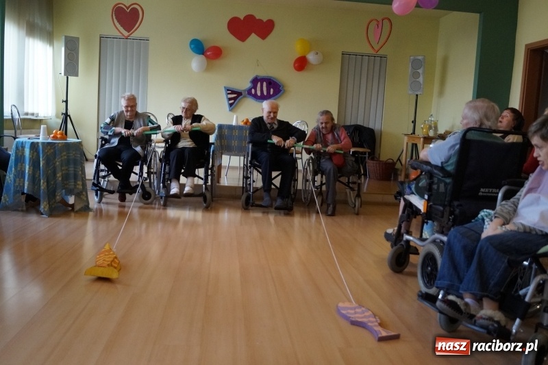 Zdjęcie w galerii na portalu naszraciborz.pl: Jak zabawa, to zabawa, niech się trzęsie stół i ława. Ostatki w DPS Złota Jesień wiadomości z regionu