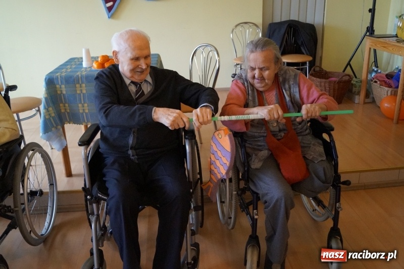 Zdjęcie w galerii na portalu naszraciborz.pl: Jak zabawa, to zabawa, niech się trzęsie stół i ława. Ostatki w DPS Złota Jesień wiadomości z regionu