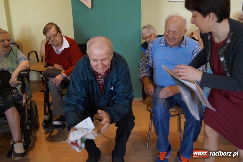 Zdjęcie w galerii na portalu naszraciborz.pl: Jak zabawa, to zabawa, niech się trzęsie stół i ława. Ostatki w DPS Złota Jesień wiadomości z regionu