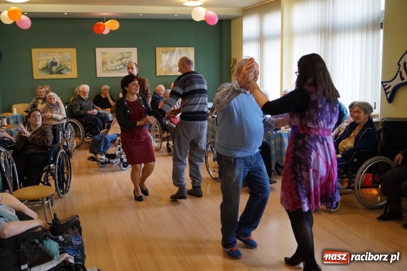 Zdjęcie w galerii na portalu naszraciborz.pl: Jak zabawa, to zabawa, niech się trzęsie stół i ława. Ostatki w DPS Złota Jesień wiadomości z regionu