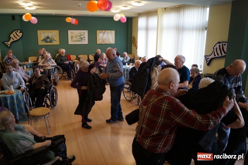 Zdjęcie w galerii na portalu naszraciborz.pl: Jak zabawa, to zabawa, niech się trzęsie stół i ława. Ostatki w DPS Złota Jesień wiadomości z regionu