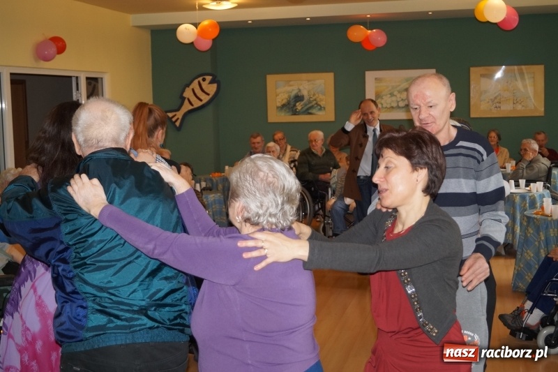 Zdjęcie w galerii na portalu naszraciborz.pl: Jak zabawa, to zabawa, niech się trzęsie stół i ława. Ostatki w DPS Złota Jesień wiadomości z regionu