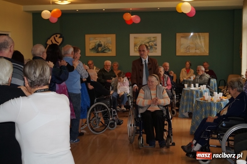 Zdjęcie w galerii na portalu naszraciborz.pl: Jak zabawa, to zabawa, niech się trzęsie stół i ława. Ostatki w DPS Złota Jesień wiadomości z regionu