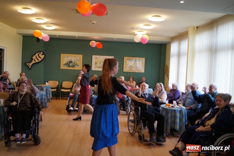 Zdjęcie w galerii na portalu naszraciborz.pl: Jak zabawa, to zabawa, niech się trzęsie stół i ława. Ostatki w DPS Złota Jesień wiadomości z regionu