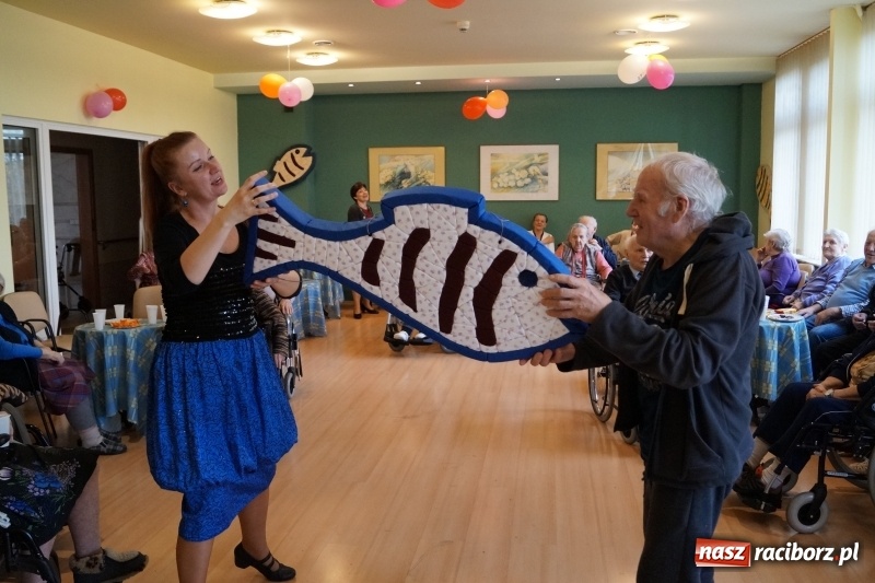 Zdjęcie w galerii na portalu naszraciborz.pl: Jak zabawa, to zabawa, niech się trzęsie stół i ława. Ostatki w DPS Złota Jesień wiadomości z regionu
