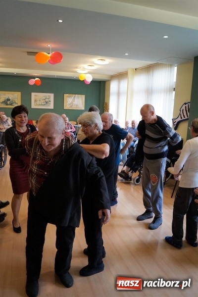 Zdjęcie w galerii na portalu naszraciborz.pl: Jak zabawa, to zabawa, niech się trzęsie stół i ława. Ostatki w DPS Złota Jesień wiadomości z regionu