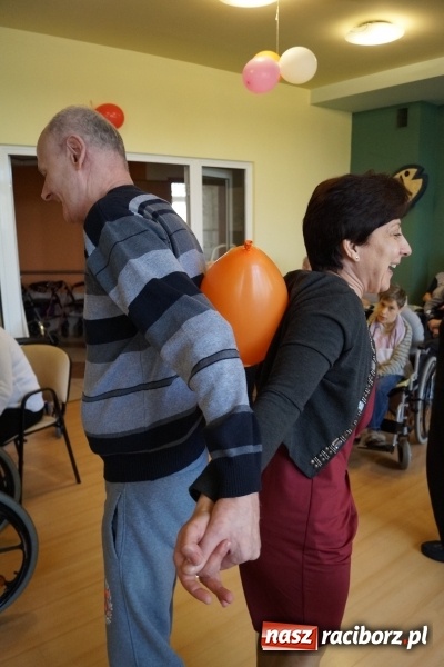 Zdjęcie w galerii na portalu naszraciborz.pl: Jak zabawa, to zabawa, niech się trzęsie stół i ława. Ostatki w DPS Złota Jesień wiadomości z regionu