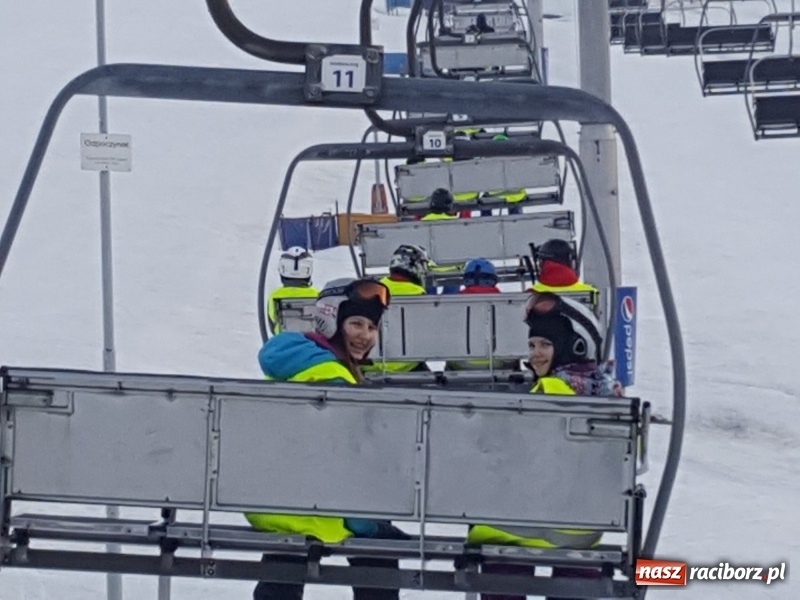 Zdjęcie w galerii na portalu naszraciborz.pl: Uczniowie z Ostroga szusowali po stokach Beskidów  wiadomości z regionu