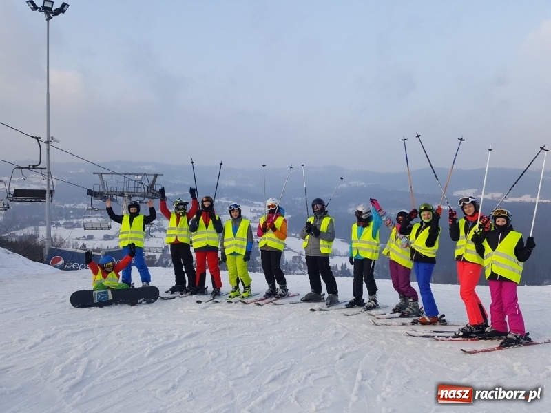 Zdjęcie w galerii na portalu naszraciborz.pl: Uczniowie z Ostroga szusowali po stokach Beskidów  wiadomości z regionu