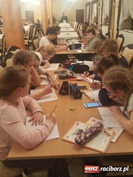 Zdjęcie w galerii na portalu naszraciborz.pl: Uczniowie z Ostroga szusowali po stokach Beskidów  wiadomości z regionu