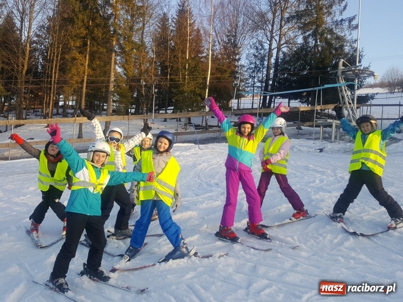 Zdjęcie w galerii na portalu naszraciborz.pl: Uczniowie z Ostroga szusowali po stokach Beskidów  wiadomości z regionu