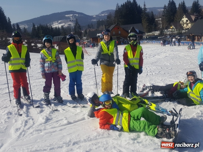 Zdjęcie w galerii na portalu naszraciborz.pl: Uczniowie z Ostroga szusowali po stokach Beskidów  wiadomości z regionu