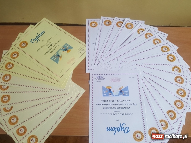 Zdjęcie w galerii na portalu naszraciborz.pl: Uczniowie z Ostroga szusowali po stokach Beskidów  wiadomości z regionu