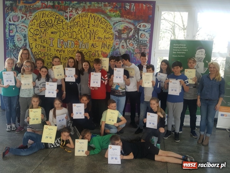 Zdjęcie w galerii na portalu naszraciborz.pl: Uczniowie z Ostroga szusowali po stokach Beskidów  wiadomości z regionu