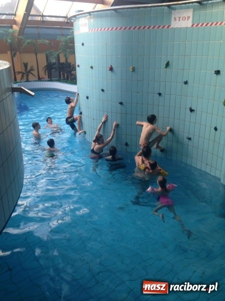 Zdjęcie w galerii na portalu naszraciborz.pl: Uczniowie z Ostroga szusowali po stokach Beskidów  wiadomości z regionu