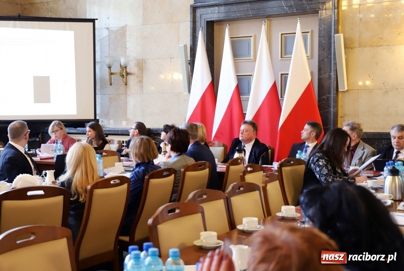 Zdjęcie w galerii na portalu naszraciborz.pl: 35 tysięcy Niemców w regionie. W Katowicach dyskutują o mniejszościach wiadomości z regionu