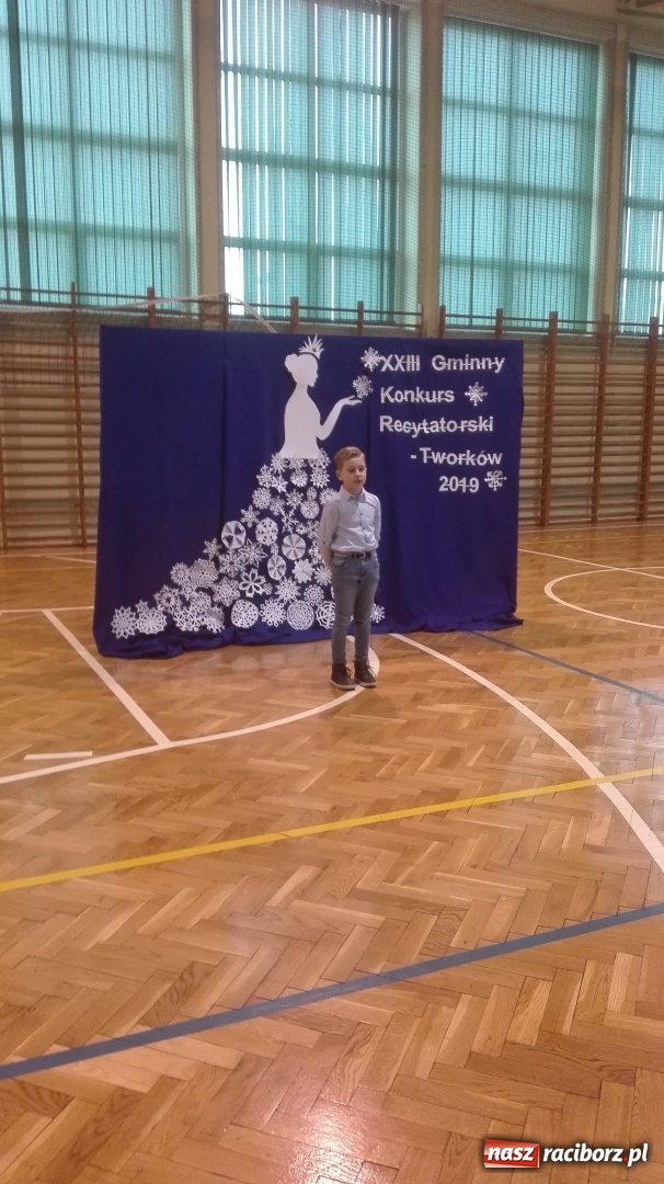 Zdjęcie w galerii na portalu naszraciborz.pl: W Tworkowie pięknie recytowali  wiadomości z regionu