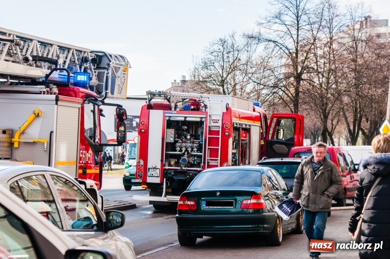 Zdjęcie w galerii na portalu naszraciborz.pl: Pożar w piwnicy bloku przy Opawskiej. W akcji cztery zastępy straży wiadomości z regionu