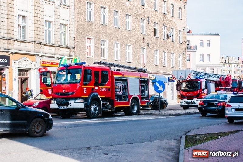 Zdjęcie w galerii na portalu naszraciborz.pl: Pożar w piwnicy bloku przy Opawskiej. W akcji cztery zastępy straży wiadomości z regionu