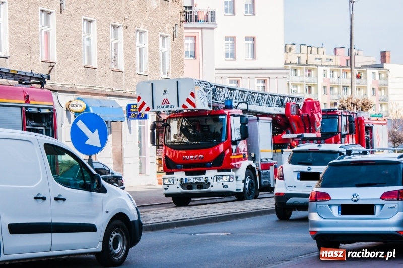 Zdjęcie w galerii na portalu naszraciborz.pl: Pożar w piwnicy bloku przy Opawskiej. W akcji cztery zastępy straży wiadomości z regionu