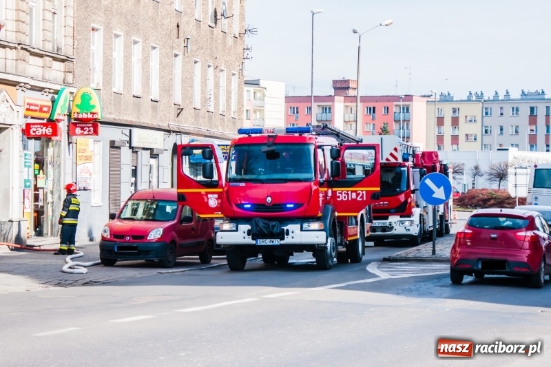 Zdjęcie w galerii na portalu naszraciborz.pl: Pożar w piwnicy bloku przy Opawskiej. W akcji cztery zastępy straży wiadomości z regionu