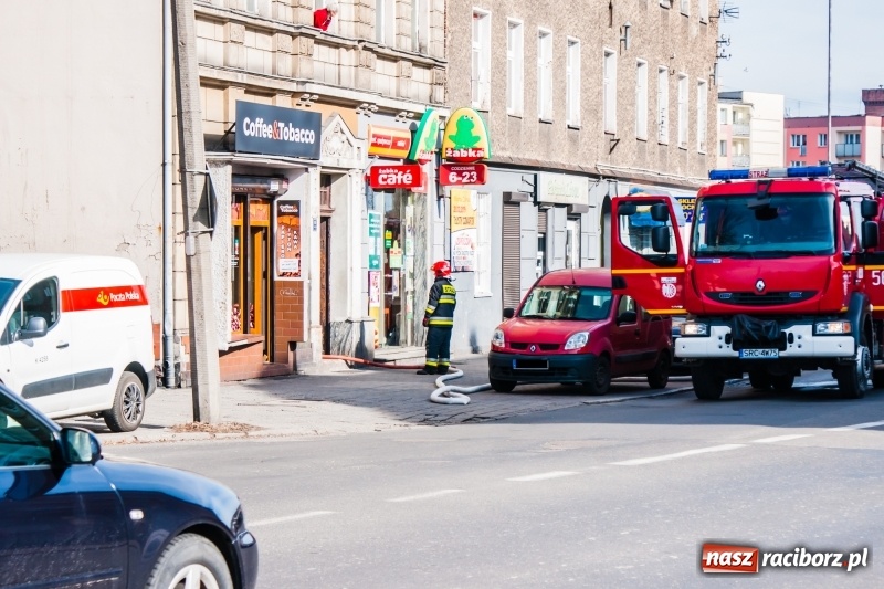 Zdjęcie w galerii na portalu naszraciborz.pl: Pożar w piwnicy bloku przy Opawskiej. W akcji cztery zastępy straży wiadomości z regionu