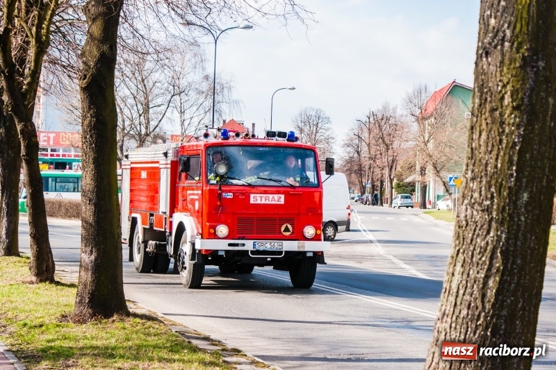 Zdjęcie w galerii na portalu naszraciborz.pl: Pożar w piwnicy bloku przy Opawskiej. W akcji cztery zastępy straży wiadomości z regionu