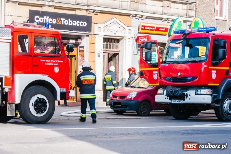 Zdjęcie w galerii na portalu naszraciborz.pl: Pożar w piwnicy bloku przy Opawskiej. W akcji cztery zastępy straży wiadomości z regionu