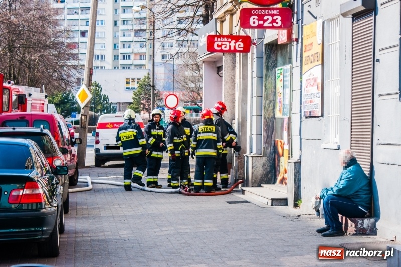 Zdjęcie w galerii na portalu naszraciborz.pl: Pożar w piwnicy bloku przy Opawskiej. W akcji cztery zastępy straży wiadomości z regionu