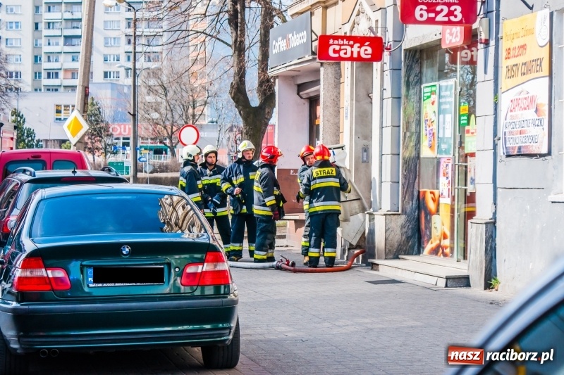 Zdjęcie w galerii na portalu naszraciborz.pl: Pożar w piwnicy bloku przy Opawskiej. W akcji cztery zastępy straży wiadomości z regionu