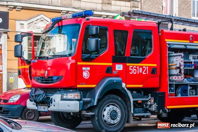 Zdjęcie w galerii na portalu naszraciborz.pl: Pożar w piwnicy bloku przy Opawskiej. W akcji cztery zastępy straży wiadomości z regionu