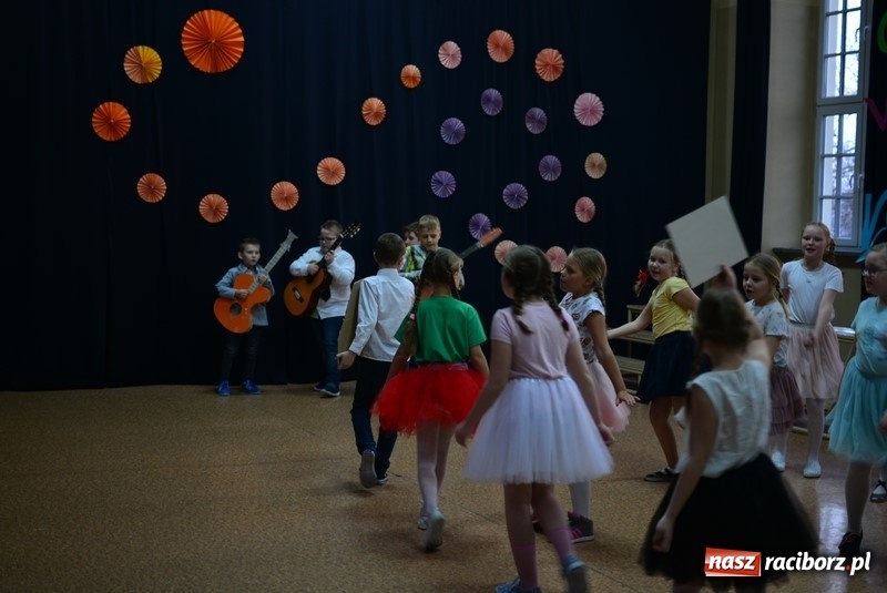 Zdjęcie w galerii na portalu naszraciborz.pl: Raciborska Czwórka tanecznie witała przyszłych pierwszoklasistów wiadomości z regionu