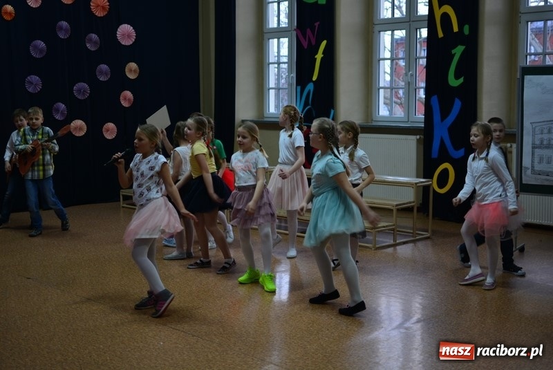 Zdjęcie w galerii na portalu naszraciborz.pl: Raciborska Czwórka tanecznie witała przyszłych pierwszoklasistów wiadomości z regionu