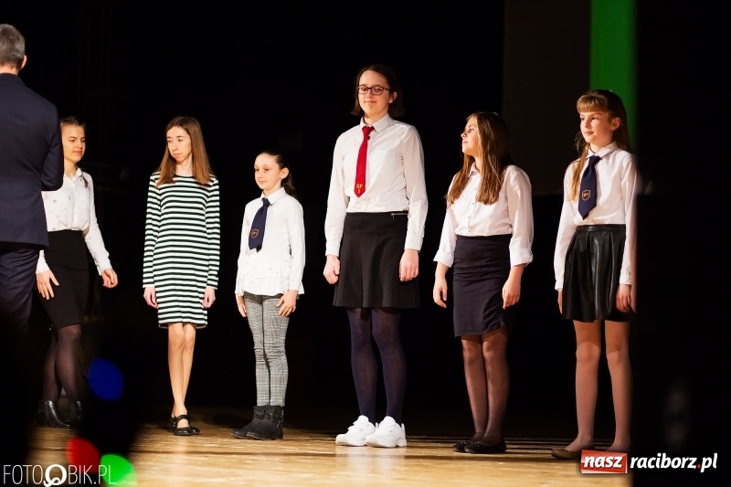 Zdjęcie w galerii na portalu naszraciborz.pl: Prezydent wręczył uczniom raciborskich szkół stypendia za wyniki w nauce wiadomości z regionu